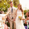 Hochzeitswebseite erstellen Startseite Glückliches Hochzeitspaar mit Konfetti